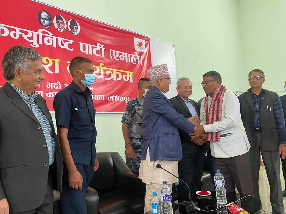 चितवनमा माओवादीलाई धक्का, जिल्ला र महानगर सहइन्चार्ज एमाले प्रवेश